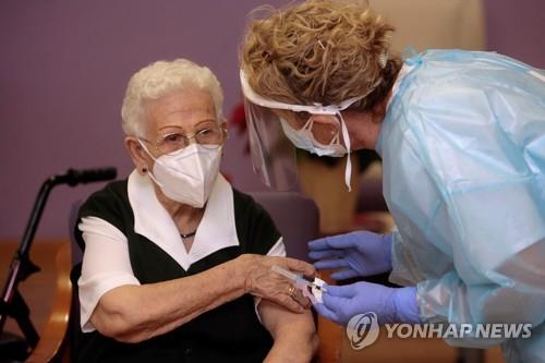 영국 "화이자·아스트라제네카 백신 고령층에 큰 효과"