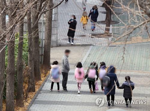 2021학년도 첫 등교…전국 유치원·초중고 '살얼음 개학'