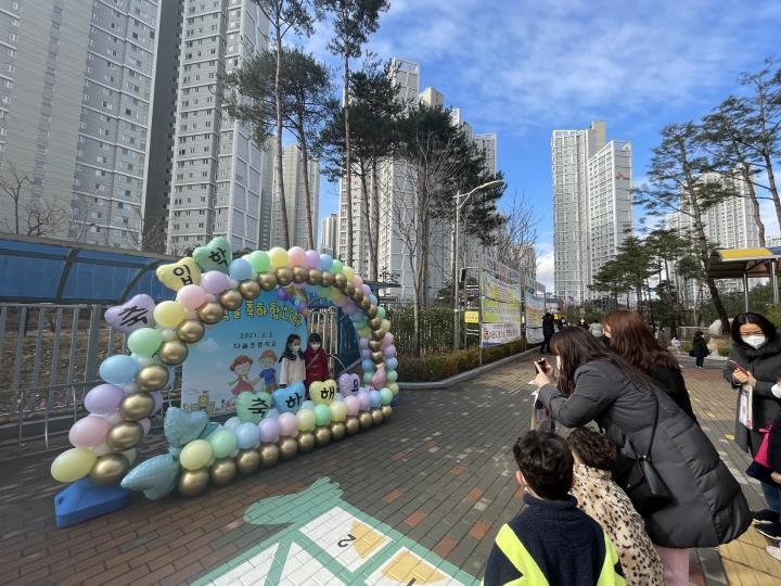 왕관 쓰고 노래도 부르고…새학기 맞아 모처럼 활기띈 학교들