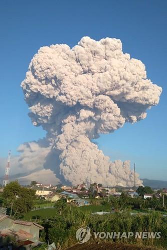 인도네시아 시나붕화산 5㎞ 화산재 기둥…므라피도 분화