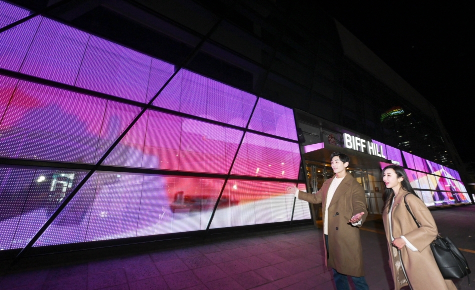 LG전자, 부산 영화의전당에 투명 LED 미디어아트 조성