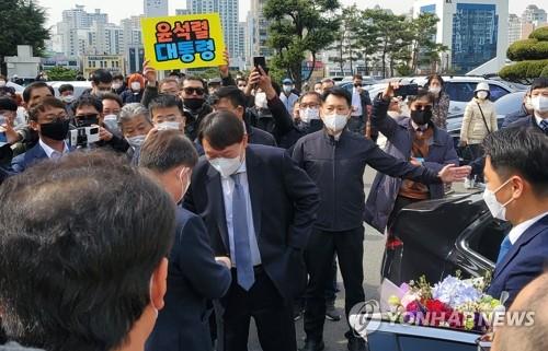 "윤석열 대통령" vs "검찰 개혁, 사퇴" 대구검찰청 북새통