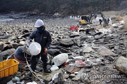 폐어구에 냉장고까지…태안 해변에 쓰레기 수백t