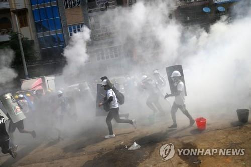 "미얀마 군경 총격으로 또 10여명 사망"…교황, 우려 표명(종합2보)