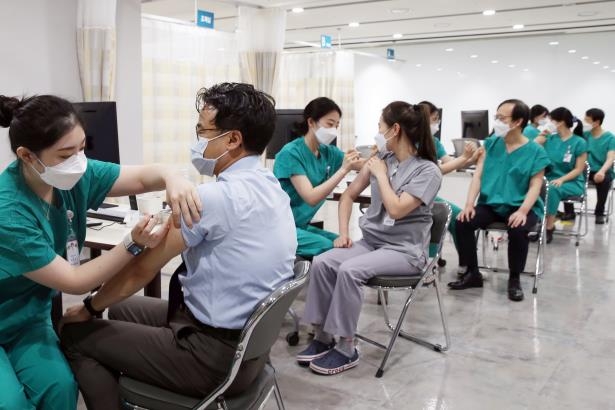 국내최대 서울아산병원도 소속직원에 코로나19 백신 접종 시작