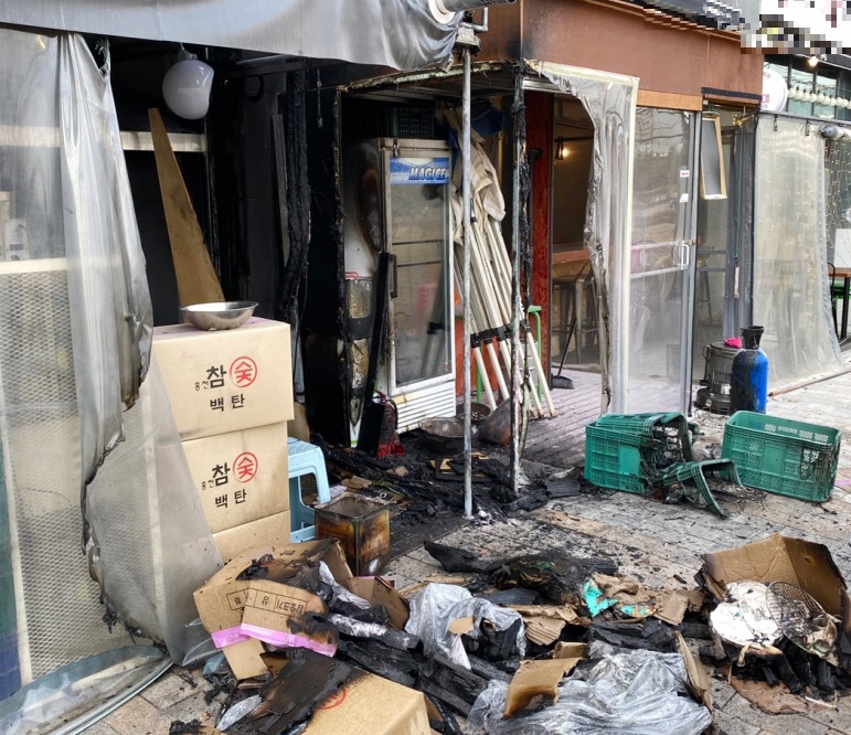 출근길에 화재 목격한 소방관…천막 뜯어내고 불길 잡아