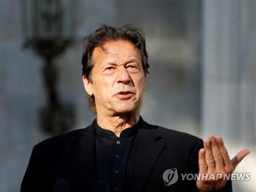 임란 칸 파키스탄 총리, 임기 중간 신임투표 무사히 통과