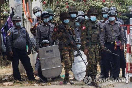 "미얀마 북부 미치나서 군경 총격에 시위 참여자 2명 사망"