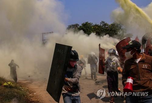 수녀 또 무릎 꿇었지만…무자비한 미얀마 군경 총격에 2명 사망(종합2보)