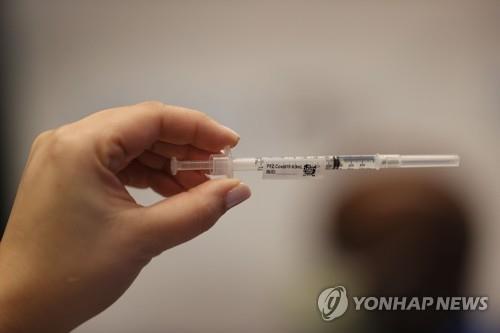 미 CDC "백신 접종자, 저위험 비접종자와 마스크 없이 만나도돼"