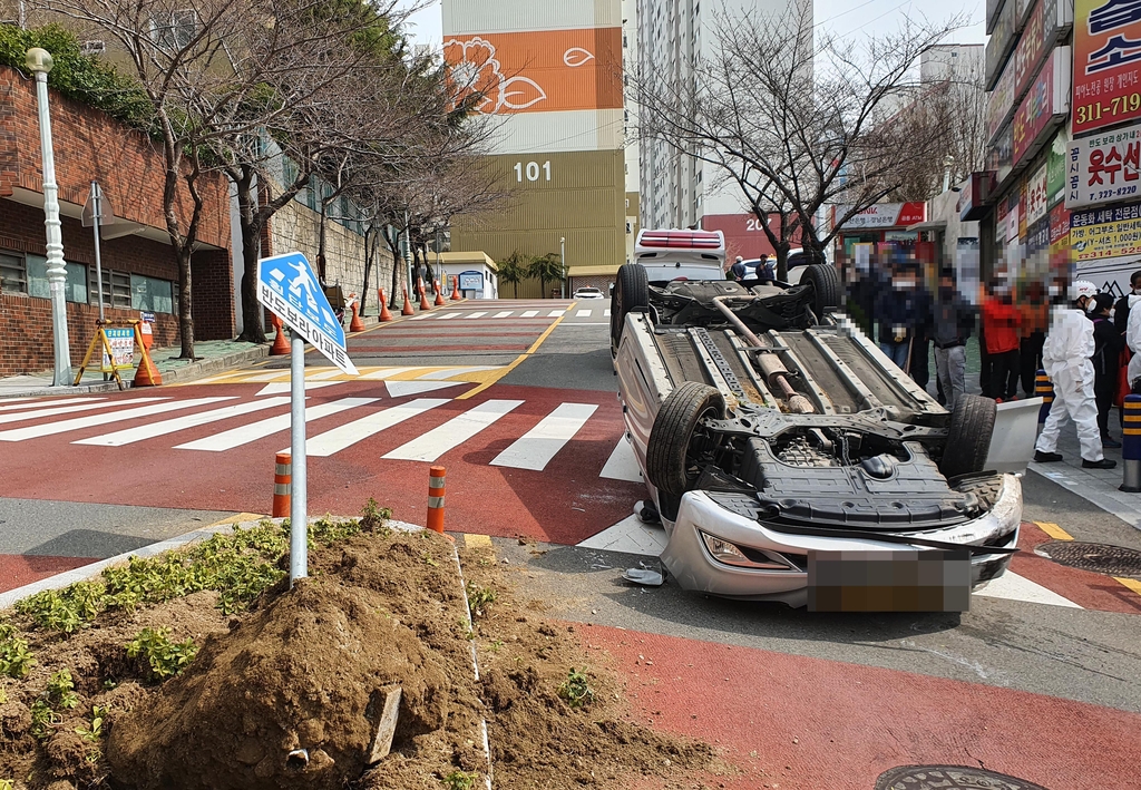 차량 2대 잇따라 충돌한 택시 전복…운전기사·승객 부상