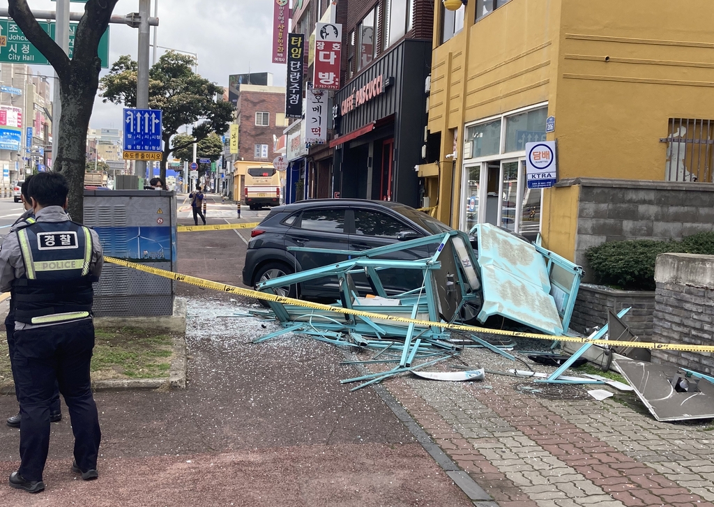 제주서 승용차가 택시 추돌 후 인도 돌진…2명 경상