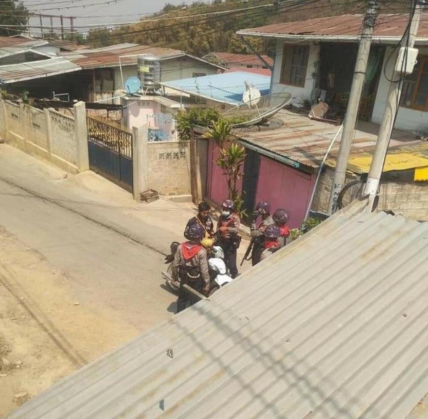 SNS 고발 놀란 미얀마 군부…차·오토바이 세우고 휴대전화 검사