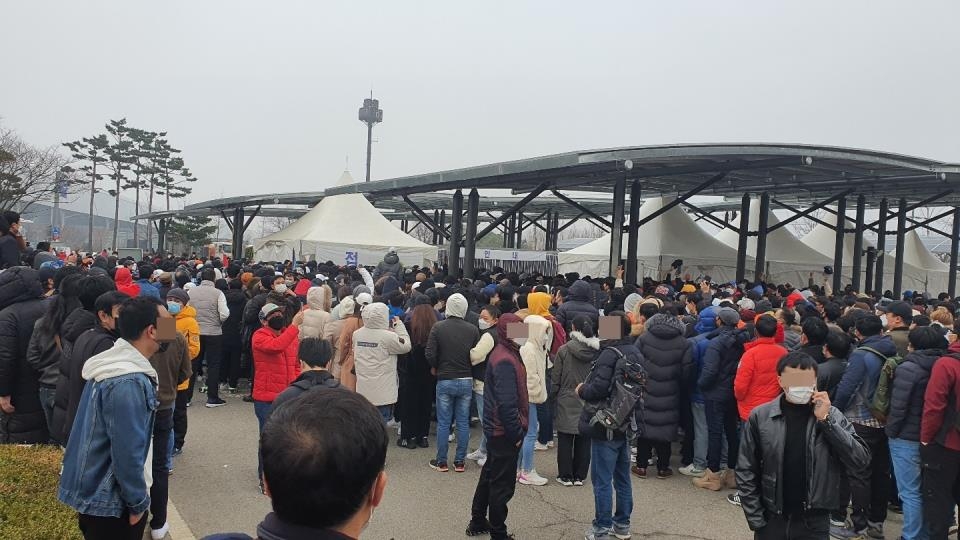 외국인근로자 선별 검사소 '인산인해'…거리두기실종돼 감염우려