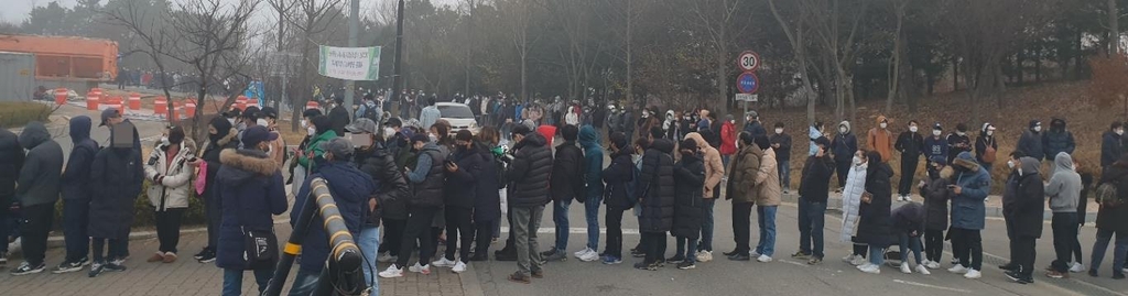 외국인근로자 선별 검사소 '인산인해'…거리두기실종돼 감염우려