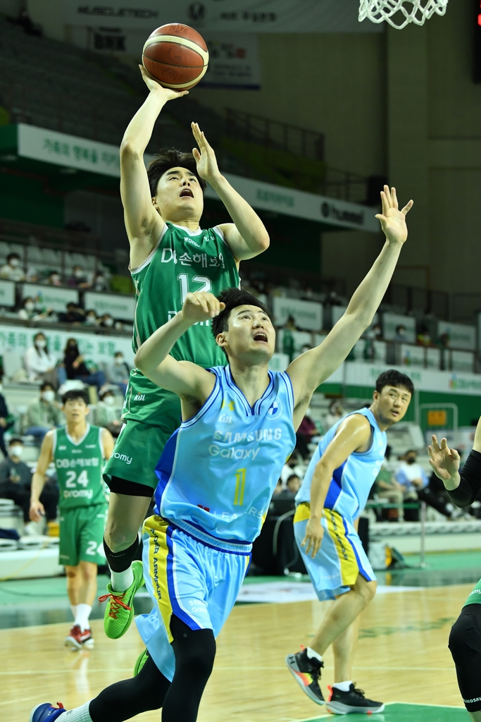 라건아 23점 KCC, 인삼공사 꺾고 정규리그 1위 매직넘버 7(종합)