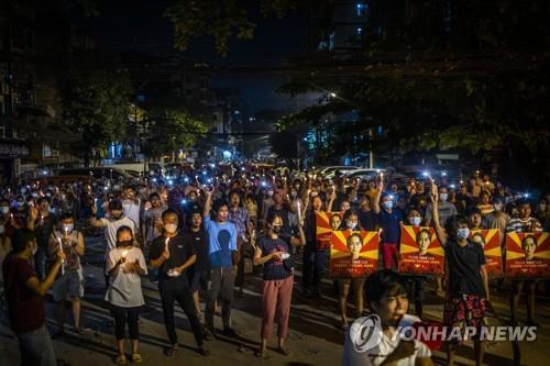 "미얀마 양곤서 시위대 최소 14명 숨져"…누적사망 100명 넘을듯(종합)