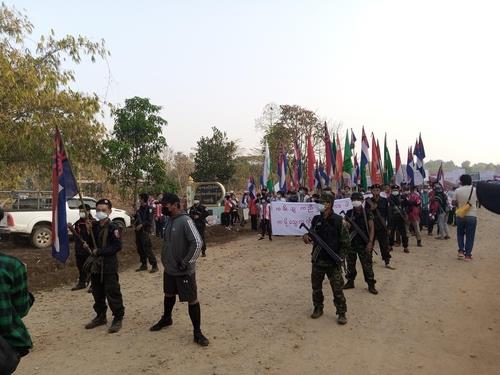 계엄령·방화에 무장반군과 연대시사…'시계제로' 혼돈의 미얀마