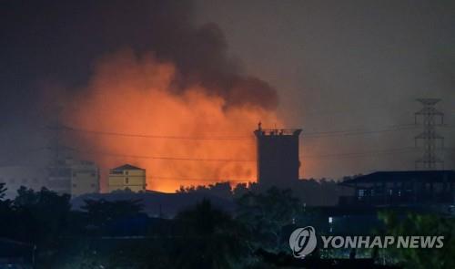 계엄령·방화에 무장반군과 연대시사…'시계제로' 혼돈의 미얀마