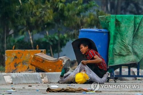 피로 물든 미얀마…동료 옷깃잡고 "일어나", "이날 잊지 않겠다"