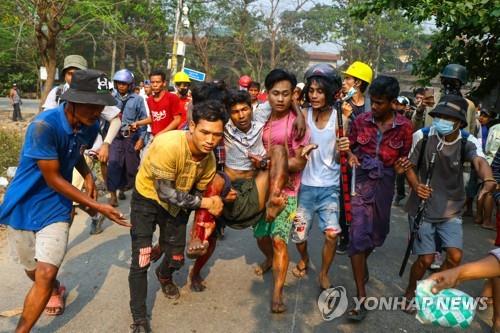 피로 물든 미얀마…동료 옷깃잡고 "일어나", "이날 잊지 않겠다"