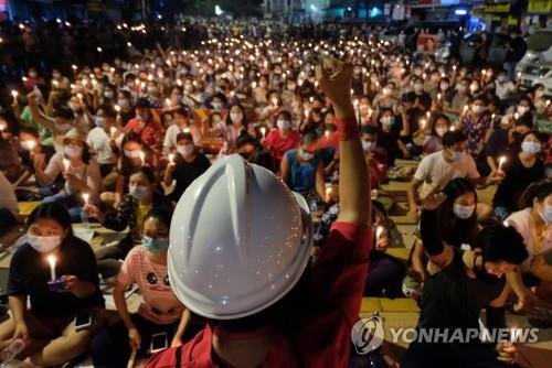 피로 물든 미얀마…동료 옷깃잡고 "일어나", "이날 잊지 않겠다"