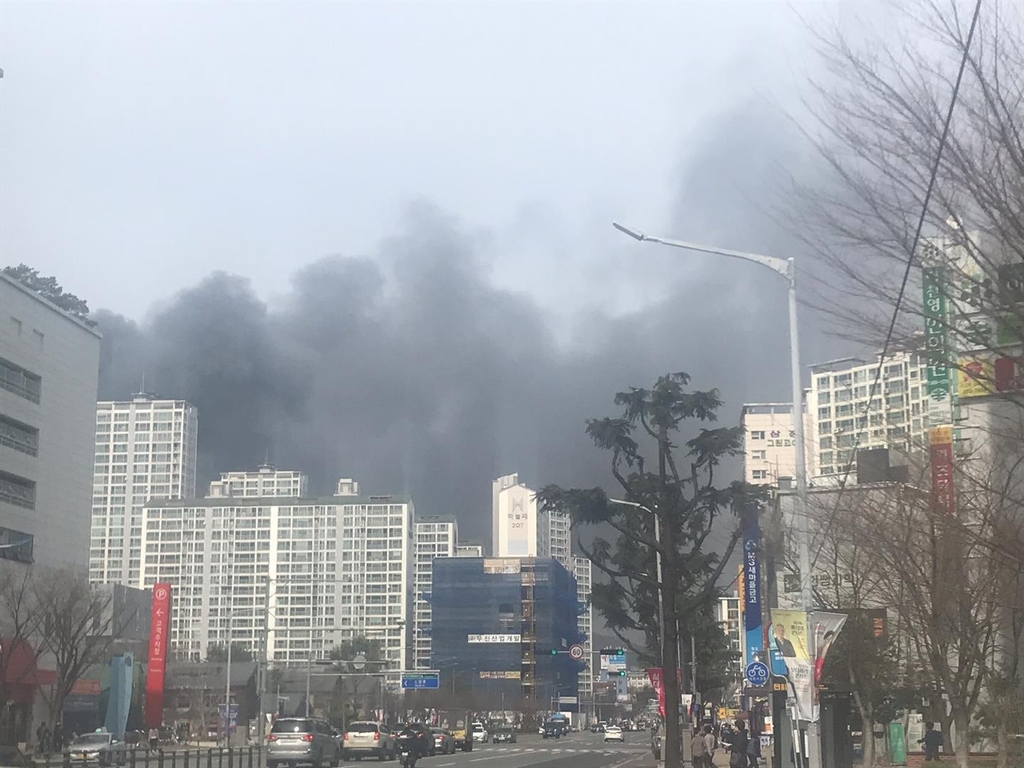 대구 북구 자전거 제작업소에 불…일대 검은 연기