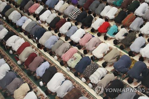 인니 최고이슬람기구 "라마단기간 백신접종, 금식 깨지 않아"