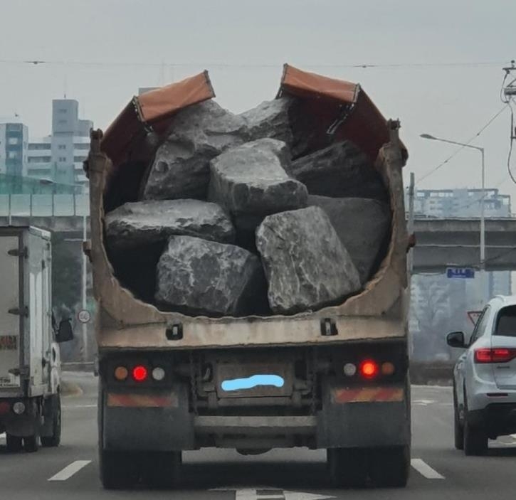 안전조치 없이 대형 바위 싣고 달린 트럭 운전자 검거