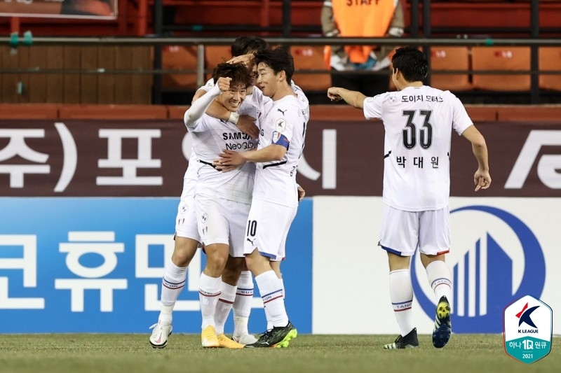 '골 폭발' K리그1 수원, 포항 3-0 완파…개막 5경기 무패