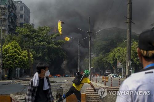 군 봉쇄·바리케이드·불길·연기…전쟁터 같은 미얀마 양곤