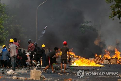 군 봉쇄·바리케이드·불길·연기…전쟁터 같은 미얀마 양곤