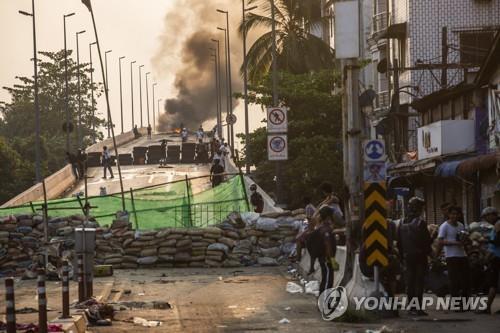 군 봉쇄·바리케이드·불길·연기…전쟁터 같은 미얀마 양곤