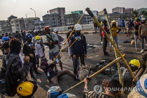 군 봉쇄·바리케이드·불길·연기…전쟁터 같은 미얀마 양곤