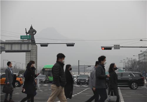 [사진톡톡] '봄철 통과 의례' 미세먼지