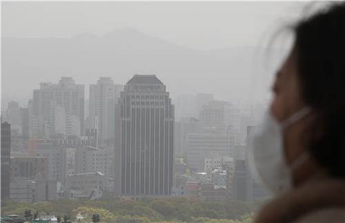 [사진톡톡] '봄철 통과 의례' 미세먼지