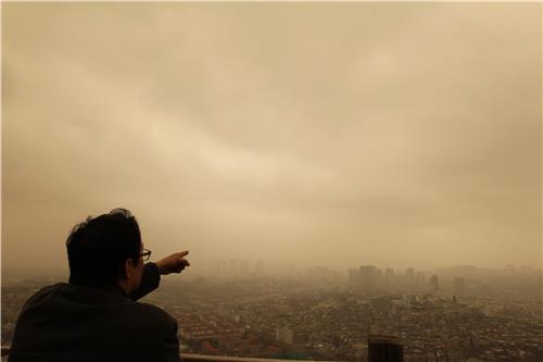 [사진톡톡] '봄철 통과 의례' 미세먼지