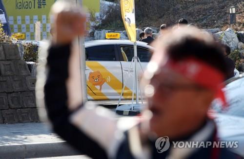 무료 혜택 없애는 T맵·카카오T에 "플랫폼 횡포" 불만 고조