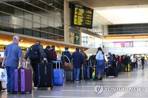 항공 여행객 코로나 후 최대·영화관도 개관…문 여는 미국