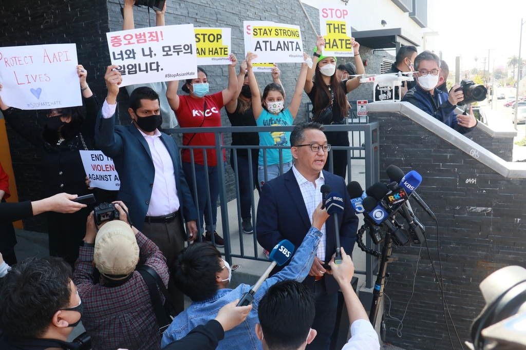 LA 한인 '증오범죄' 규탄 100여대 차량시위…행인 '엄지척'