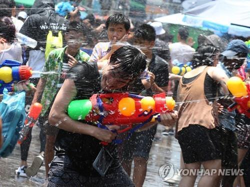 코로나19 확산 우려에…태국, 송끄란 '거리 물싸움' 금지