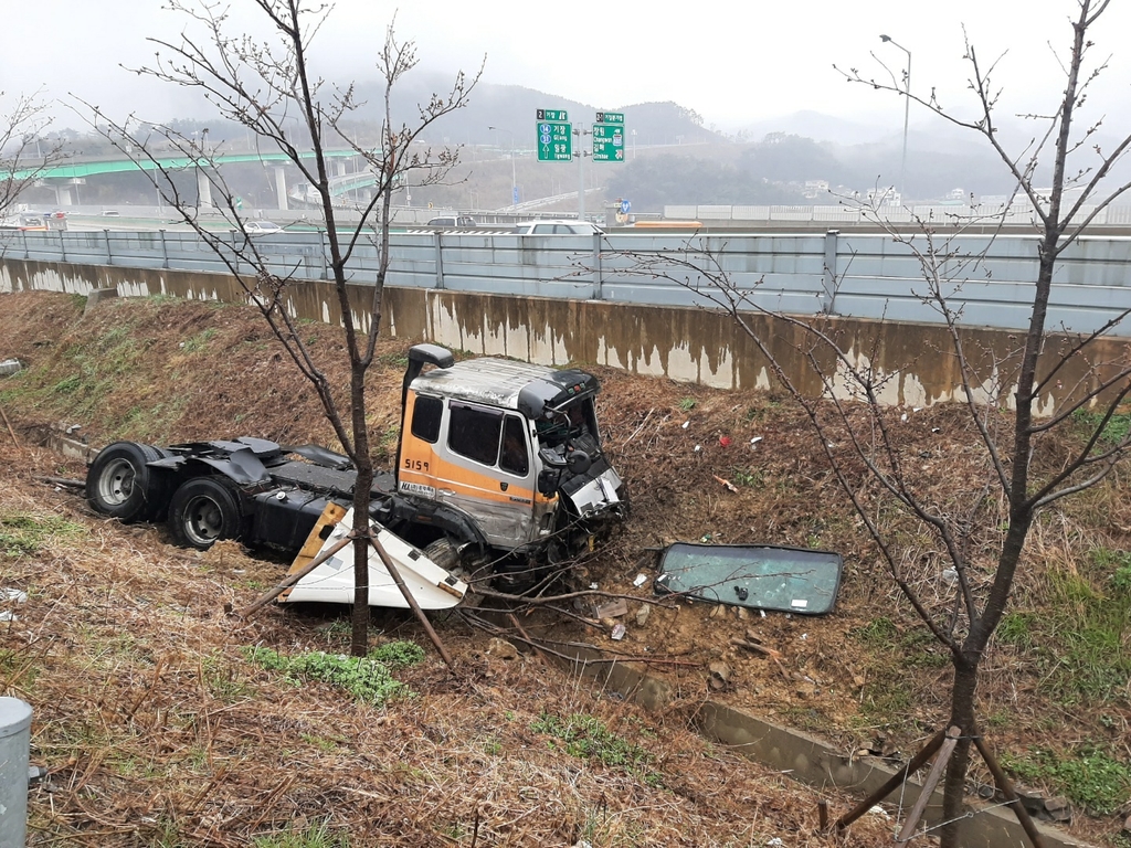 부산 외곽순환도로서 빗길에 미끄러진 트레일러 추락