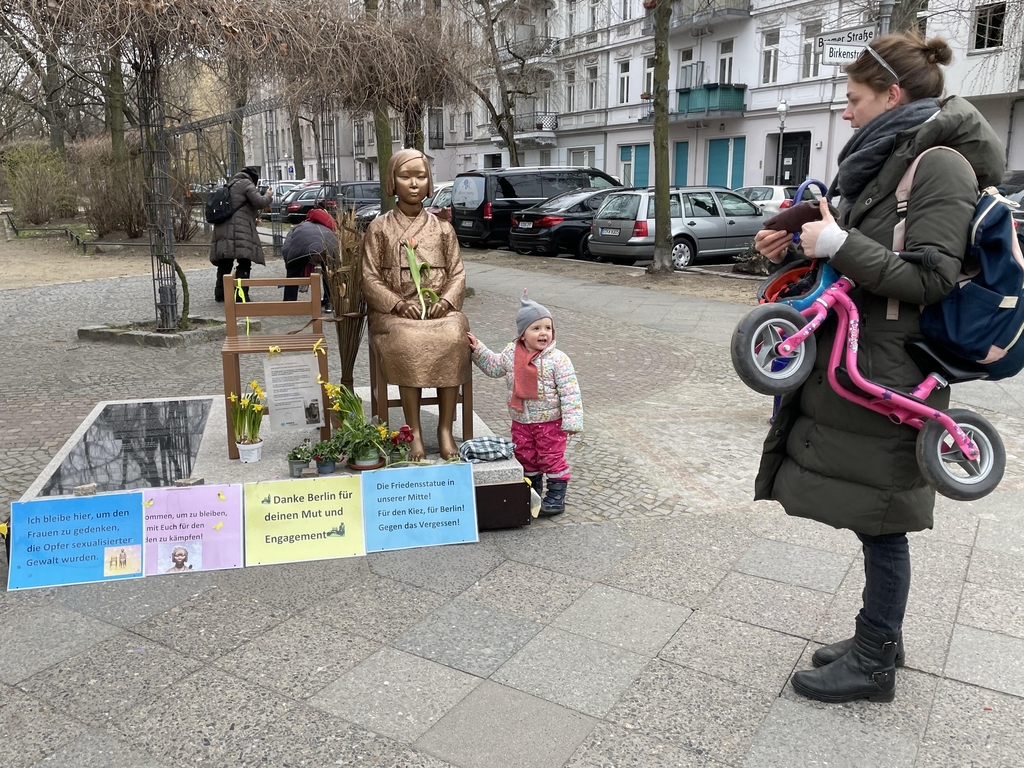베를린 소녀상 앞서 "애틀란타 총격 사망 애도" 집회