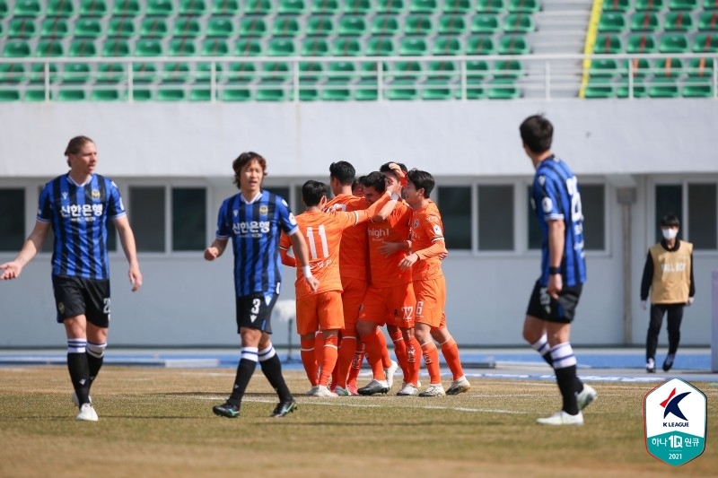 강원, 10명이 싸워 6경기 만에 첫 승…성남, 포항 2-1로 격파