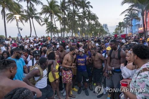 몰려든 휴양객에 난장판된 마이애미…경찰특공대 동원 해산