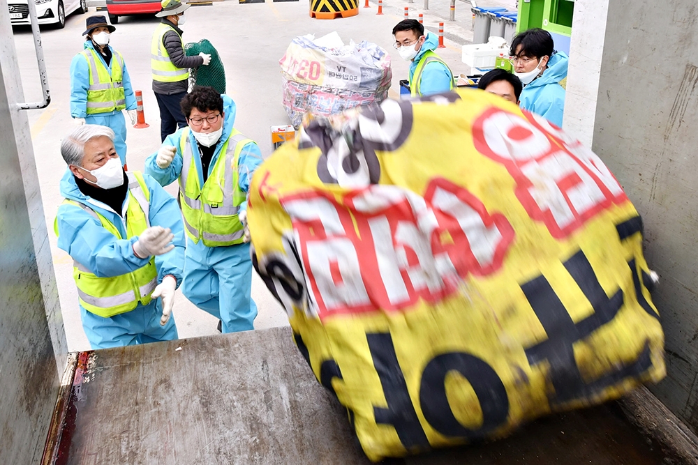 삼척시 공무원 생활 쓰레기 수거 일주일째 '비지땀'