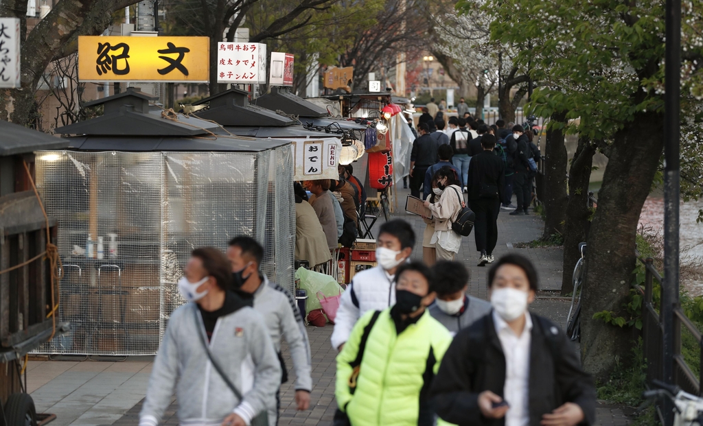 日긴급사태 전면해제 첫날 '불안불안'…신규 확진 800명대