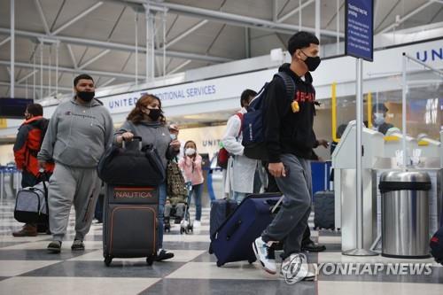 코로나 아직인데…미 항공여행객 또 새 기록·해변에는 휴양객