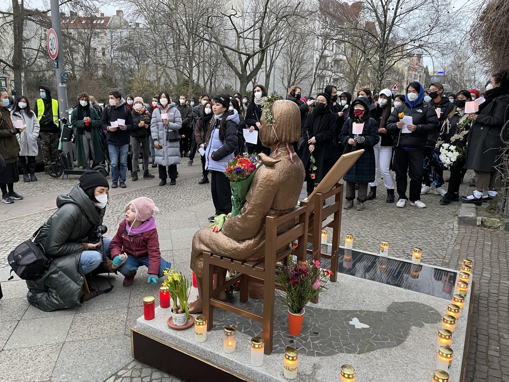 베를린서도 "증오 멈춰라"…아시아계 2세들, 소녀상앞 집회