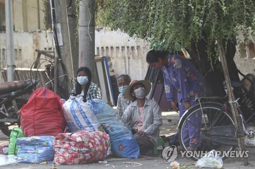 "가난해도 군부 아래선 일 못해"…짐 싸는 미얀마 공무원들